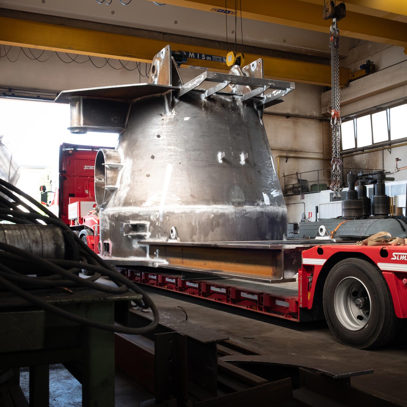 Elemento in acciaio calandarto di grosso spessore pronto per essere spedito.