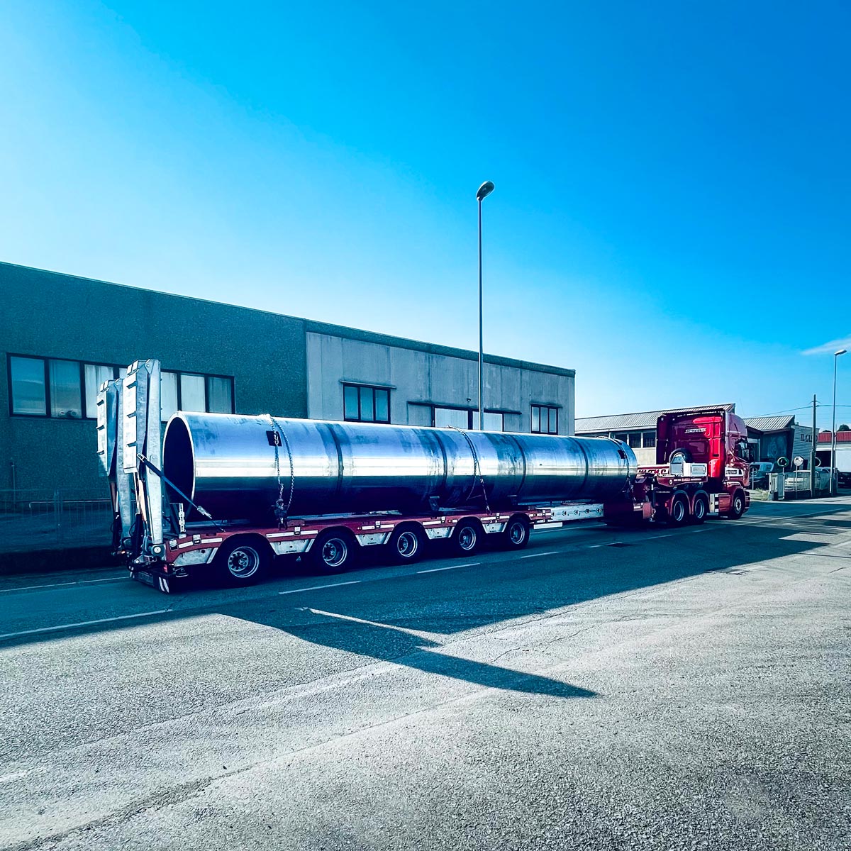 Fase di trasporto di una virola in acciaio calandrato. Vai ai contatti per maggiori informazioni.